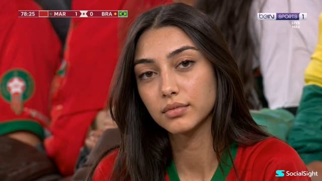 Kling Prompt - Create a hyper-realistic live sports broadcast screenshot-st