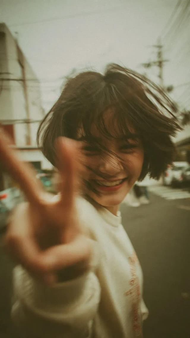 GPT Image Prompt - A candid Y2K street photography portrait of a cheerful young