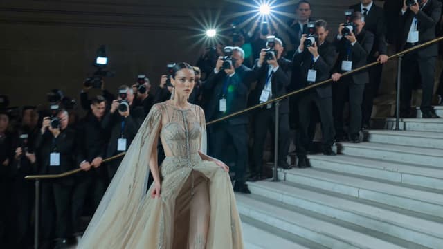 Kling Prompt - Met gala inspired 15 seconds scene.
Try it with prompt : H