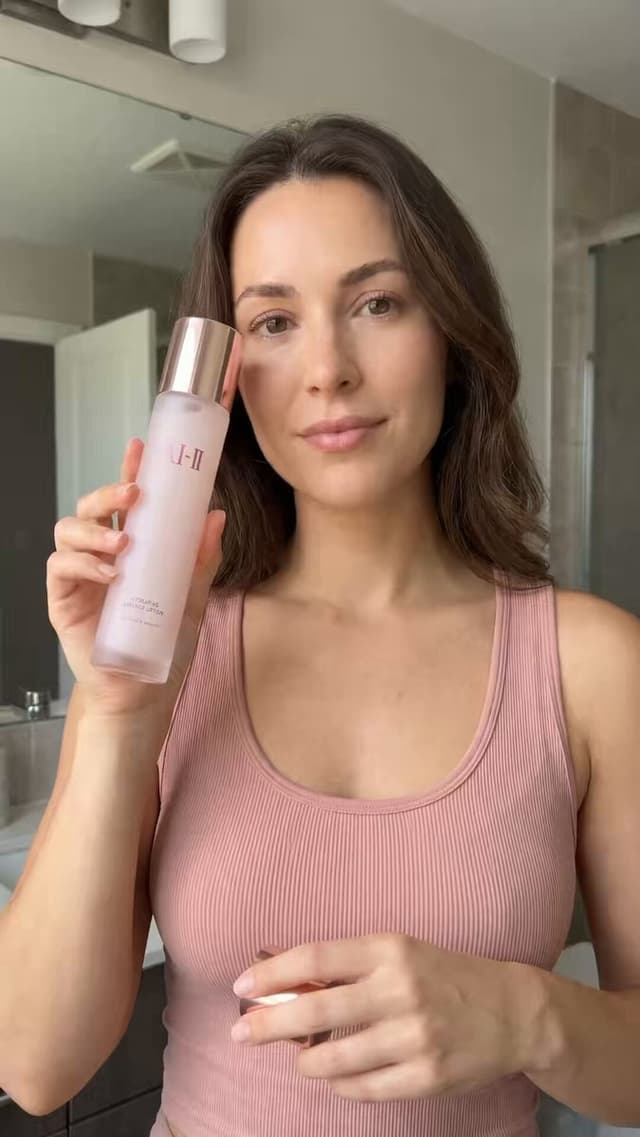 Seedance Prompt - One skincare product photo. One complete AI UGC ad.
This Yo