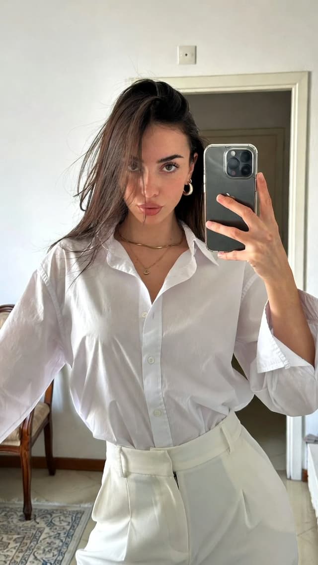 Grok Imagine Prompt - Amateur home portrait iphone selfie of an italian influencer