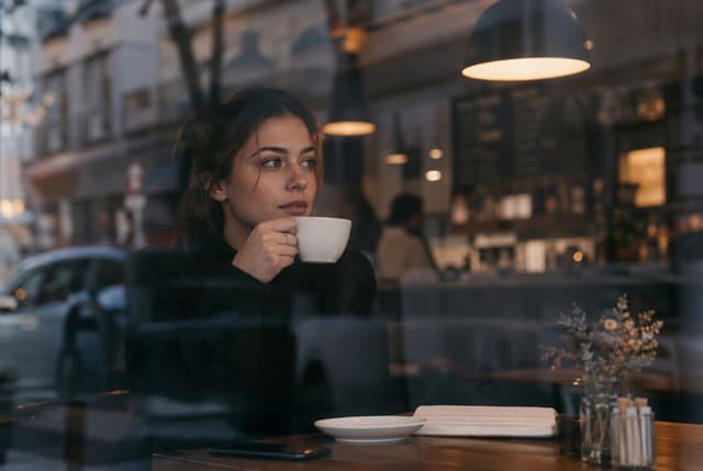 Grok Imagine Prompt - Önce videonun ilk karesini ürettim. Sonra aynı kadını ve ayn