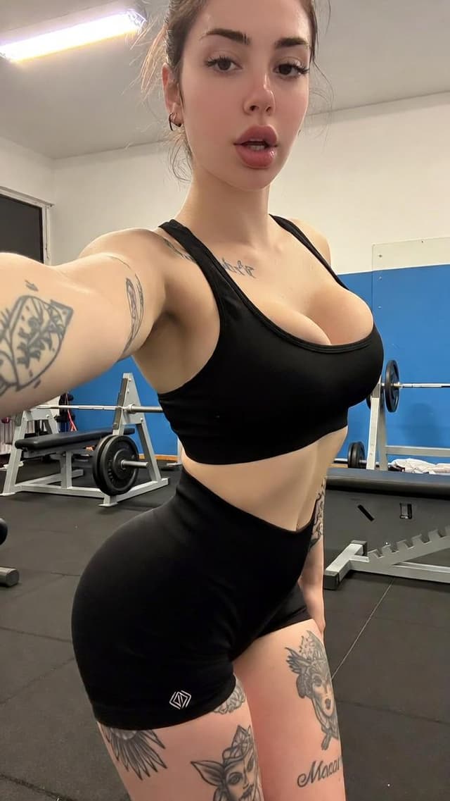 Grok Imagine Prompt - Amateur gym portrait iPhone selfie of an Italian influencer